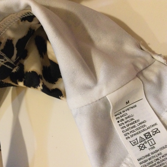 ♥️HP!♥️ Old Navy | Cheetah Cut Out Sports Bra - Picture 9 of 10